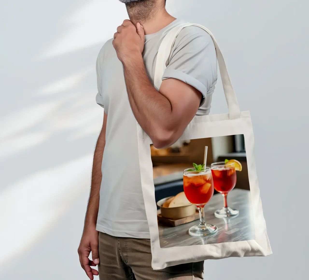 Bevande ghiacciate rinfrescanti servite con pane in un accogliente caffè borsa in juta da DesignDoodle