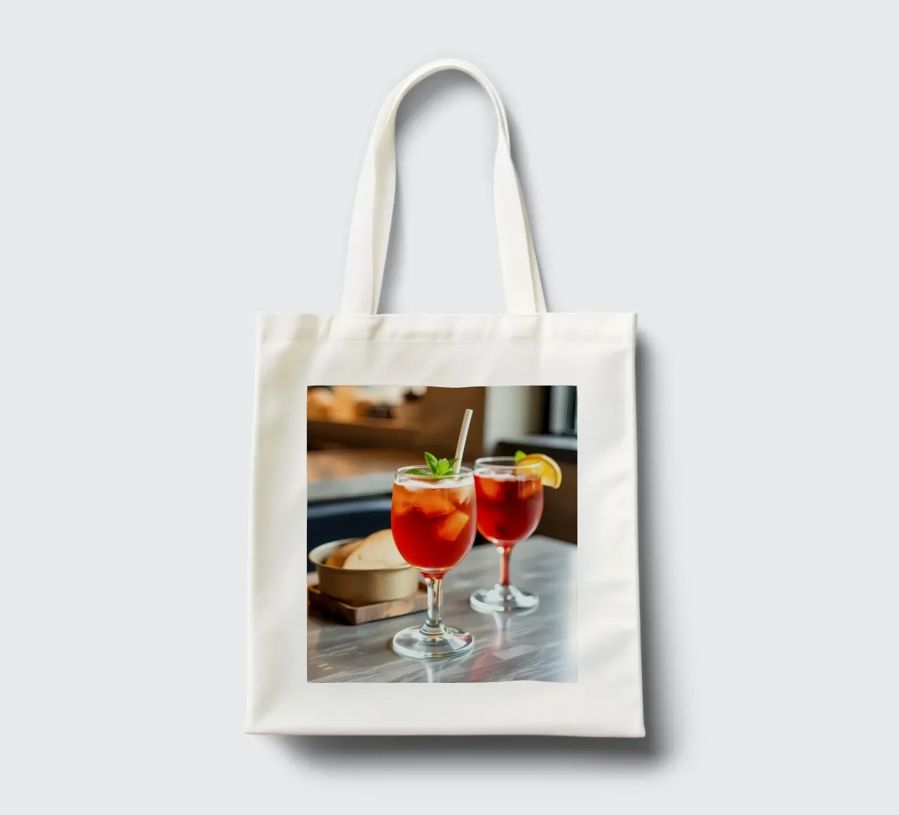 Bevande ghiacciate rinfrescanti servite con pane in un accogliente caffè borsa in juta da DesignDoodle