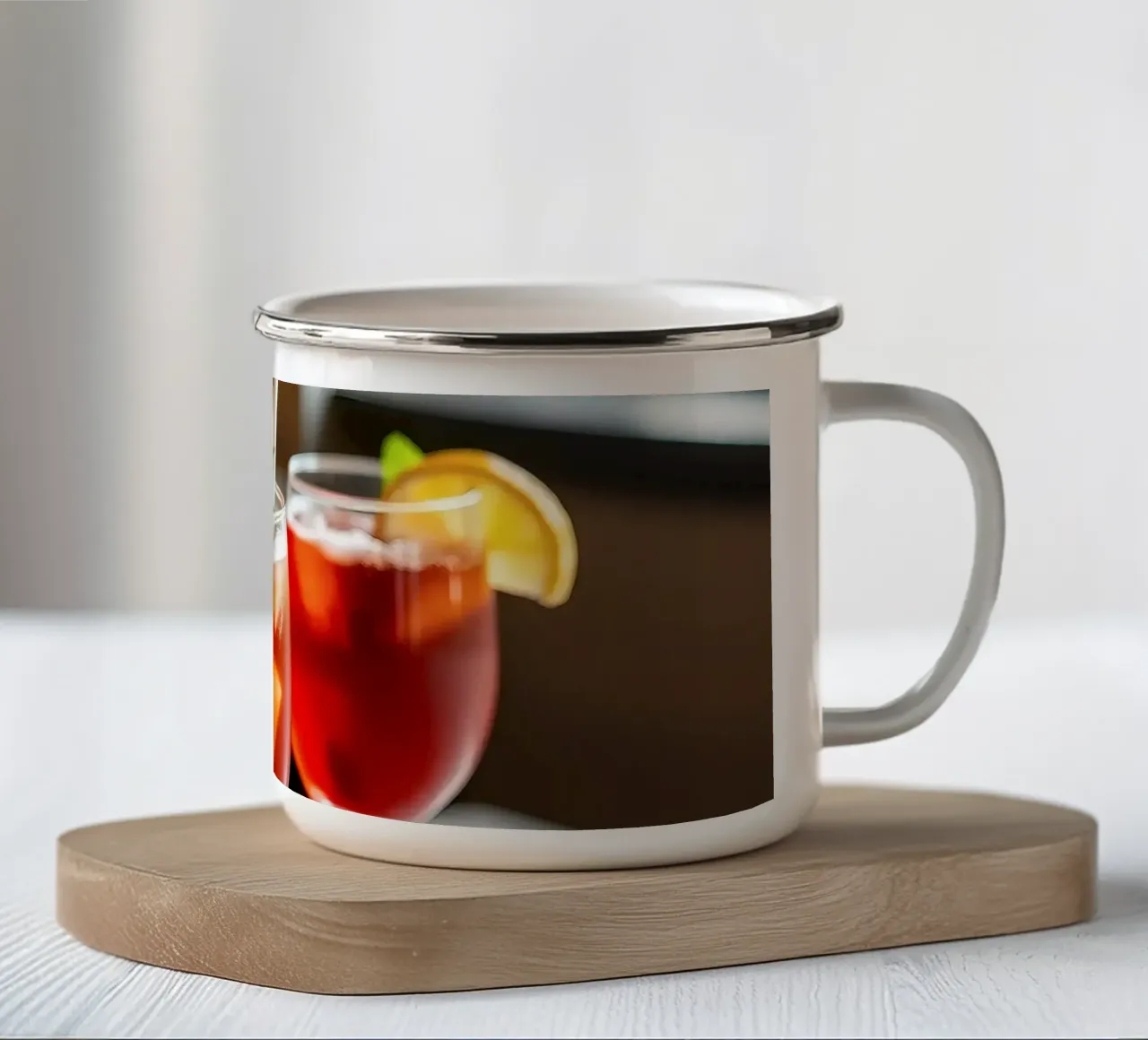 Bevande ghiacciate rinfrescanti servite con pane in un accogliente caffè tazza in smalto da DesignDoodle