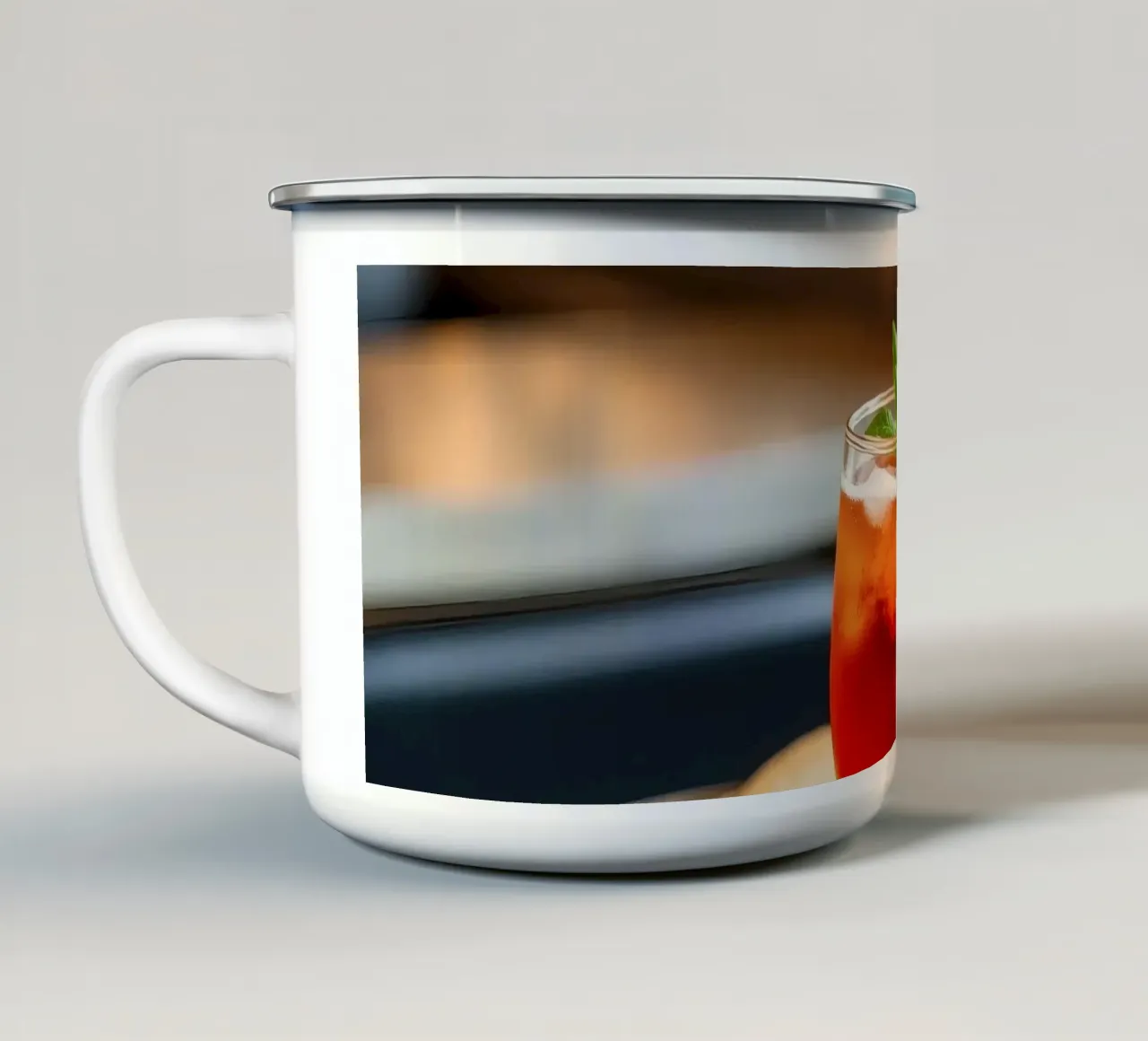 Bevande ghiacciate rinfrescanti servite con pane in un accogliente caffè tazza in smalto da DesignDoodle
