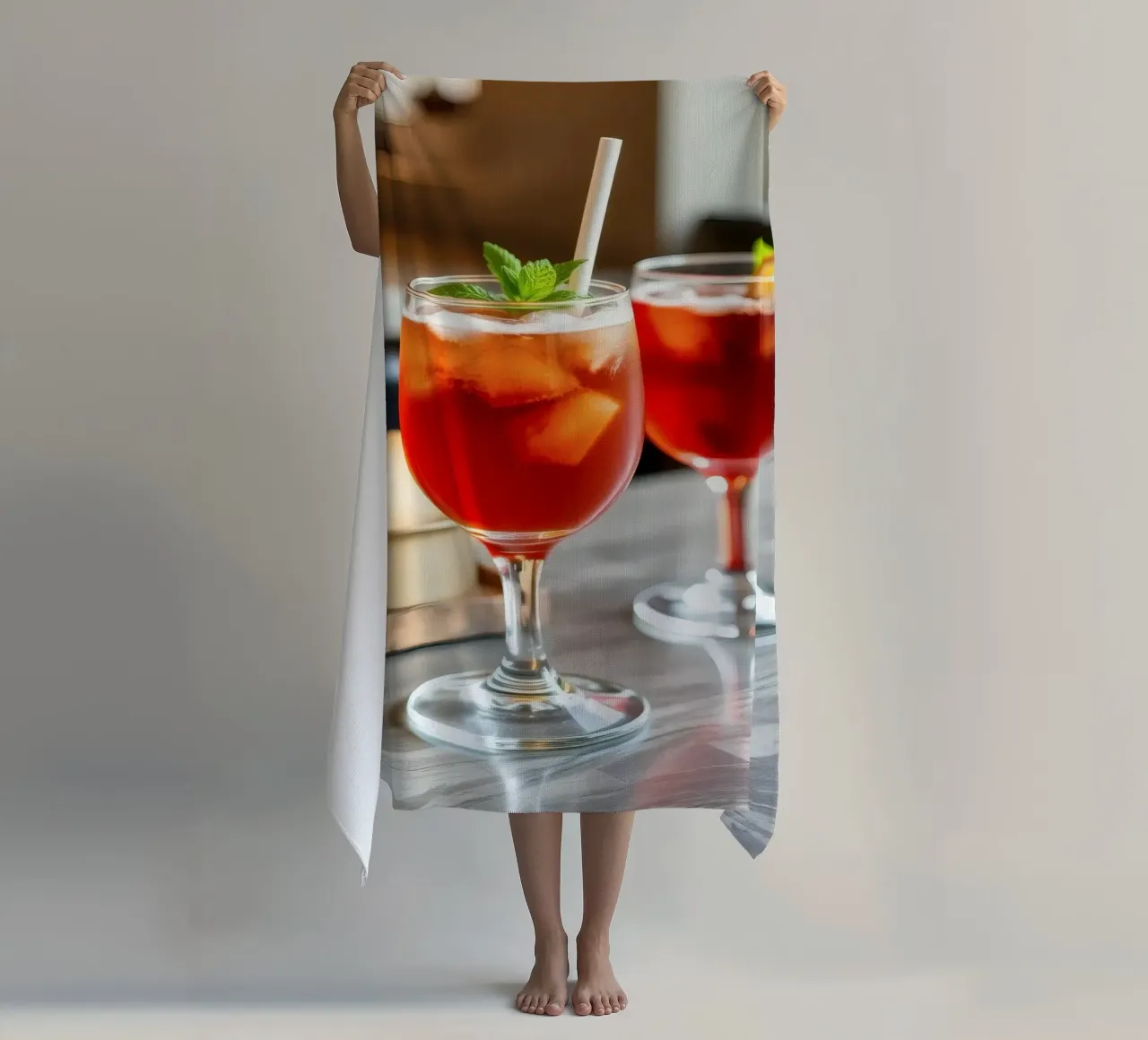 Bevande ghiacciate rinfrescanti servite con pane in un accogliente caffè telo mare da DesignDoodle