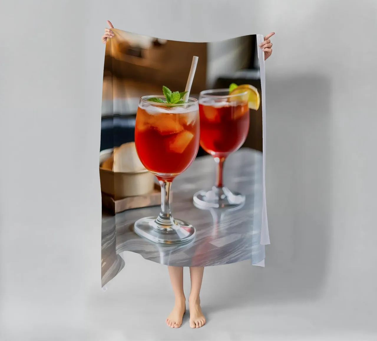 Bevande ghiacciate rinfrescanti servite con pane in un accogliente caffè telo mare da DesignDoodle