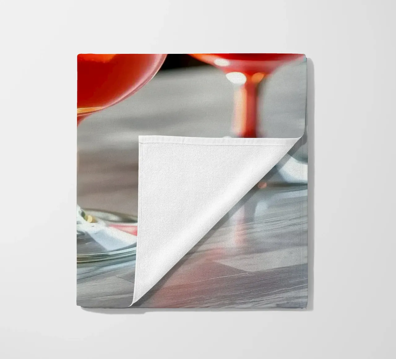 Bevande ghiacciate rinfrescanti servite con pane in un accogliente caffè telo mare da DesignDoodle