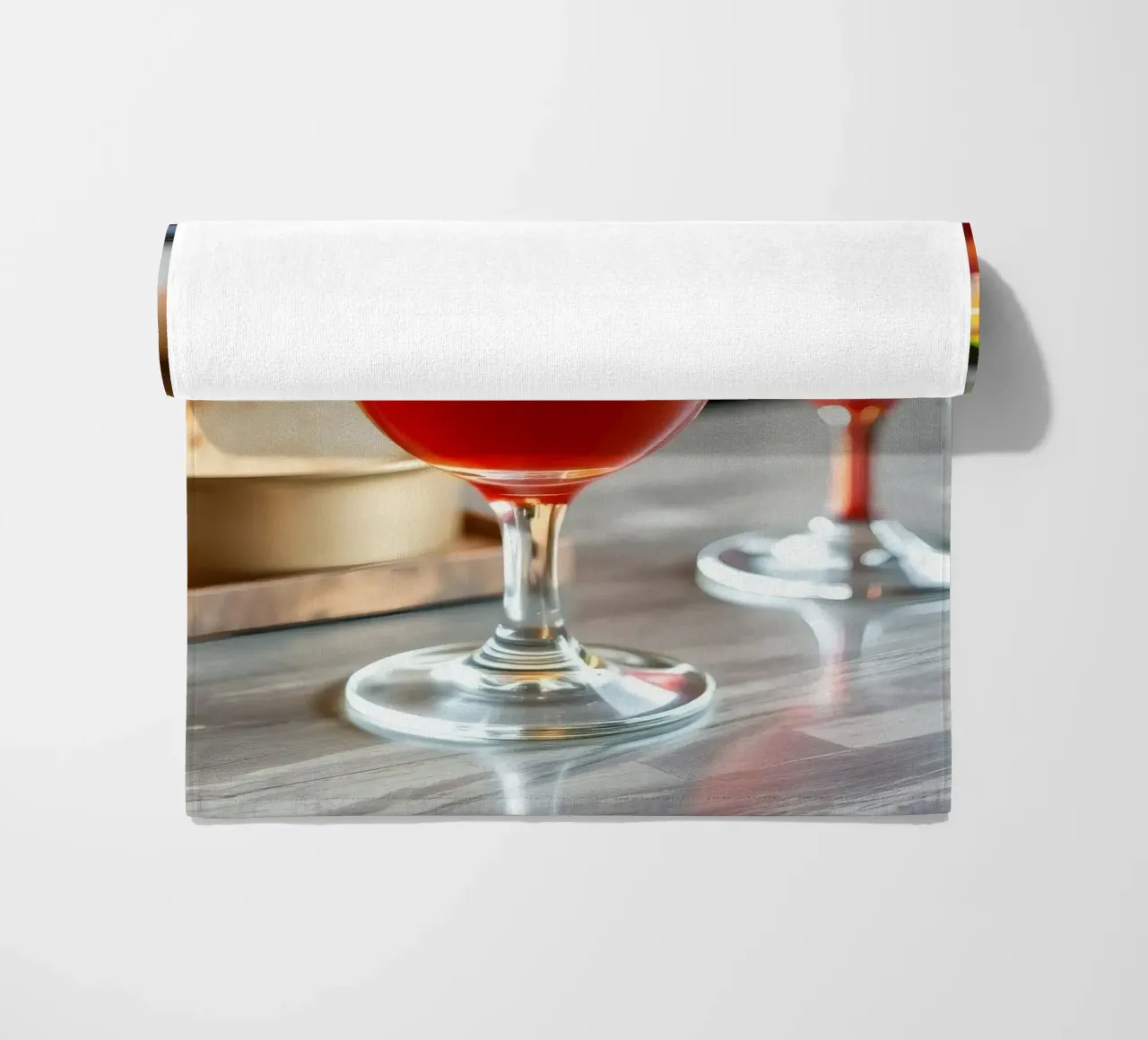 Bevande ghiacciate rinfrescanti servite con pane in un accogliente caffè telo mare da DesignDoodle