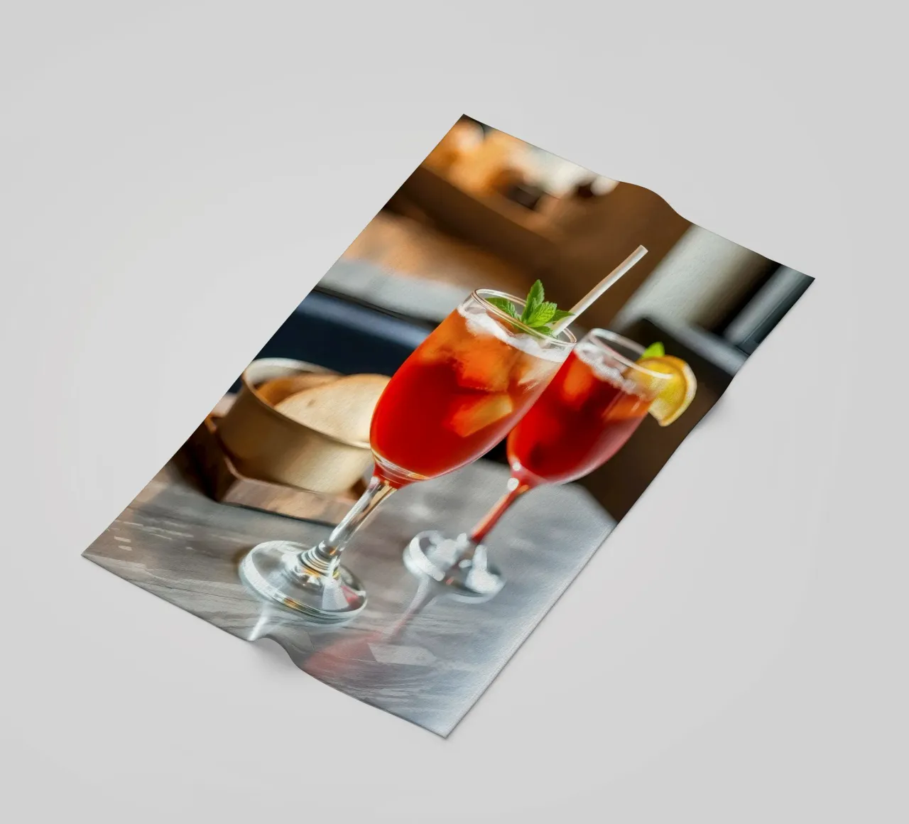 Bevande ghiacciate rinfrescanti servite con pane in un accogliente caffè telo mare da DesignDoodle