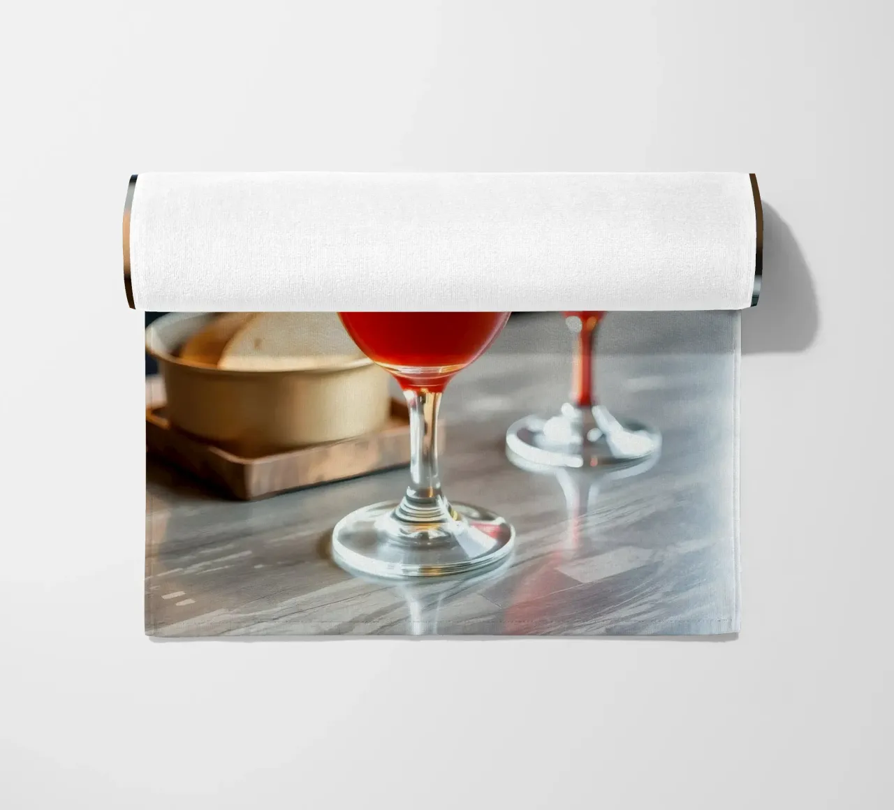 Bevande ghiacciate rinfrescanti servite con pane in un accogliente caffè telo mare da DesignDoodle