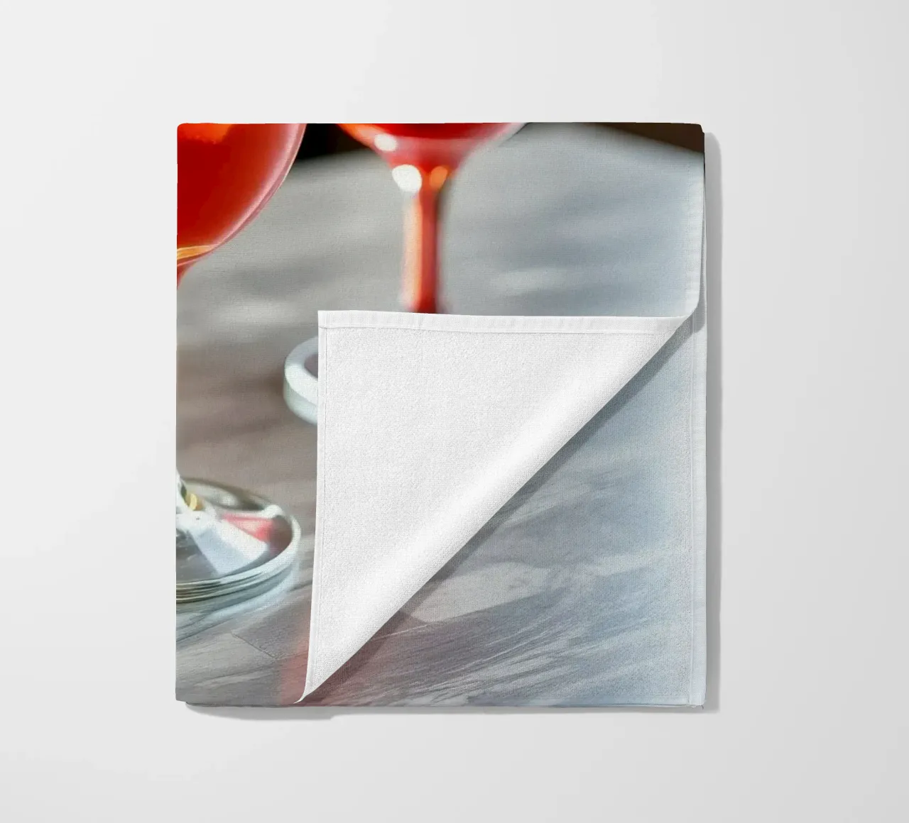 Bevande ghiacciate rinfrescanti servite con pane in un accogliente caffè telo mare da DesignDoodle