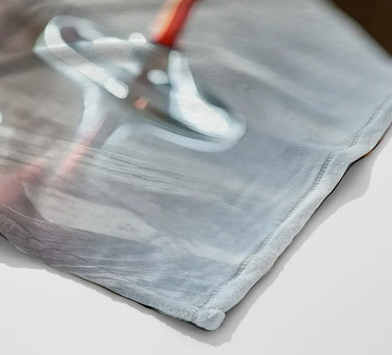 Bevande ghiacciate rinfrescanti servite con pane in un accogliente caffè coperta in pile da DesignDoodle
