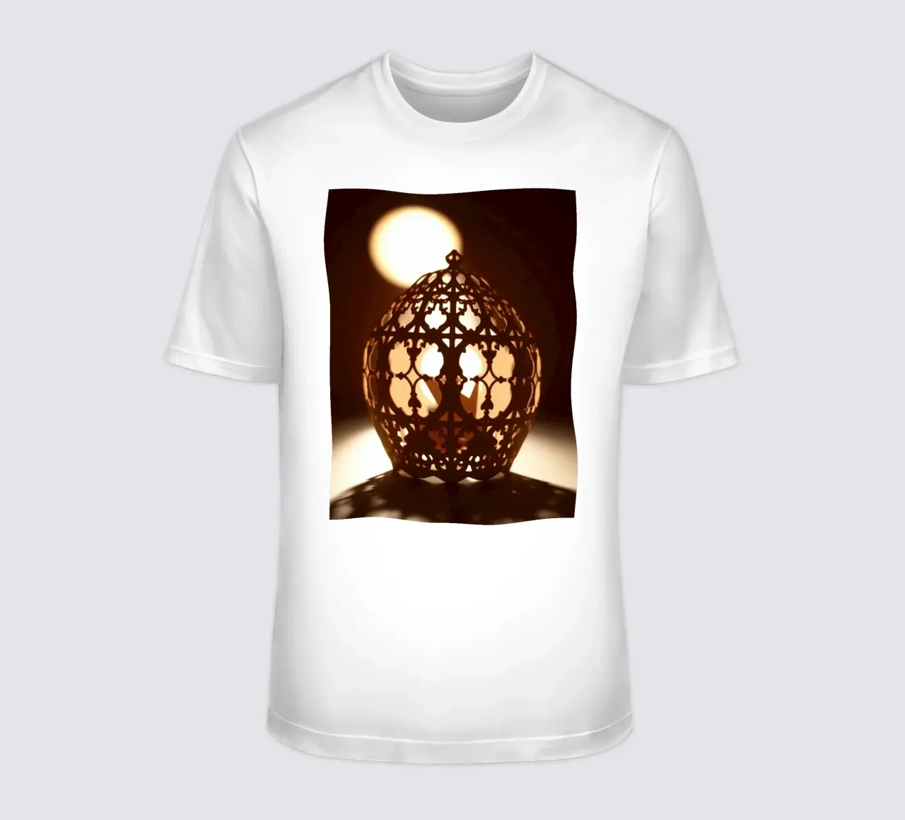 Lanterna dal design complicato che proietta una luce calda al tramonto t-shirt da DesignDoodle