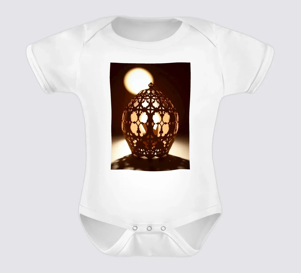 Lanterne au design complexe diffusant une lumière chaude au coucher du soleil body bébé de DesignDoodle