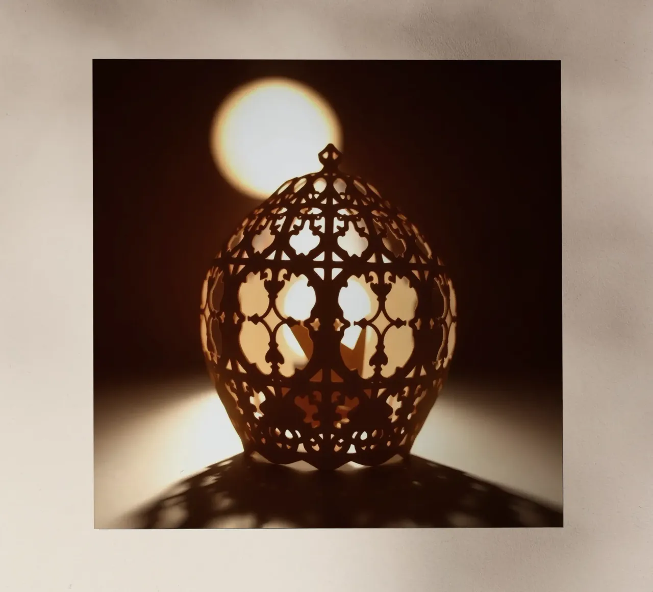 Lanterna dal design complicato che proietta una luce calda al tramonto pellicola backlit da DesignDoodle
