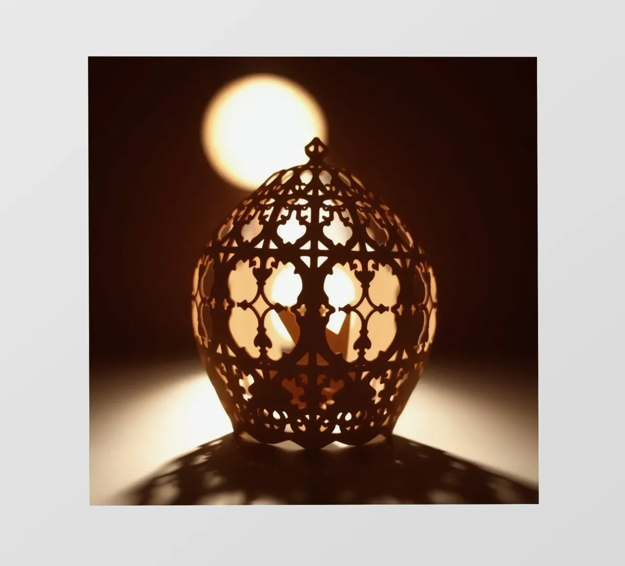 Lanterna dal design complicato che proietta una luce calda al tramonto pellicola backlit da DesignDoodle