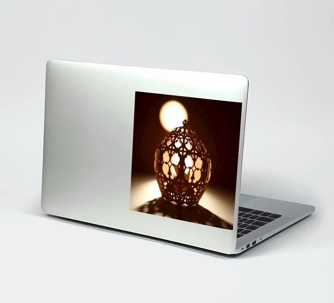 Lanterne au design complexe diffusant une lumière chaude au coucher du soleil autocollant de DesignDoodle