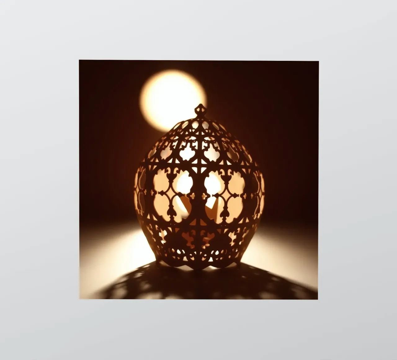 Lanterne au design complexe diffusant une lumière chaude au coucher du soleil autocollant de DesignDoodle