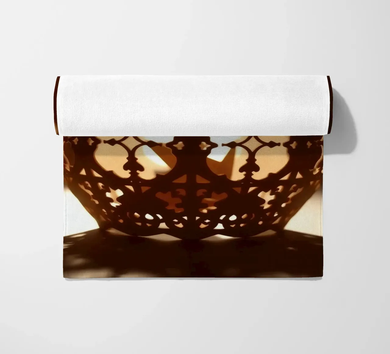 Lanterna dal design complicato che proietta una luce calda al tramonto telo mare da DesignDoodle