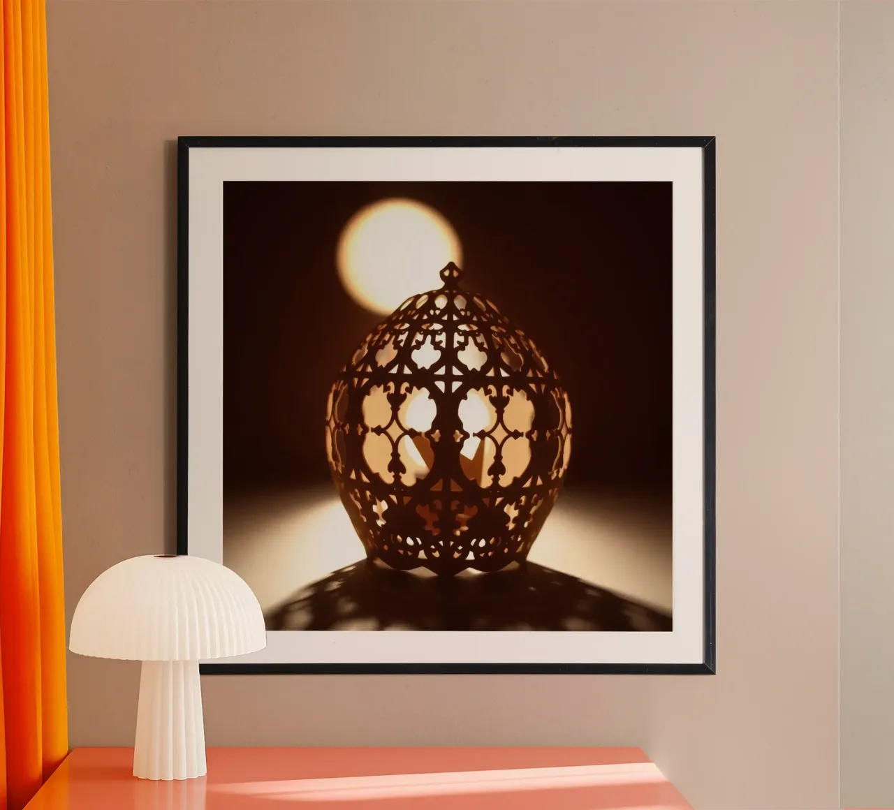 Lanterne au design complexe diffusant une lumière chaude au coucher du soleil hahnemühle de DesignDoodle