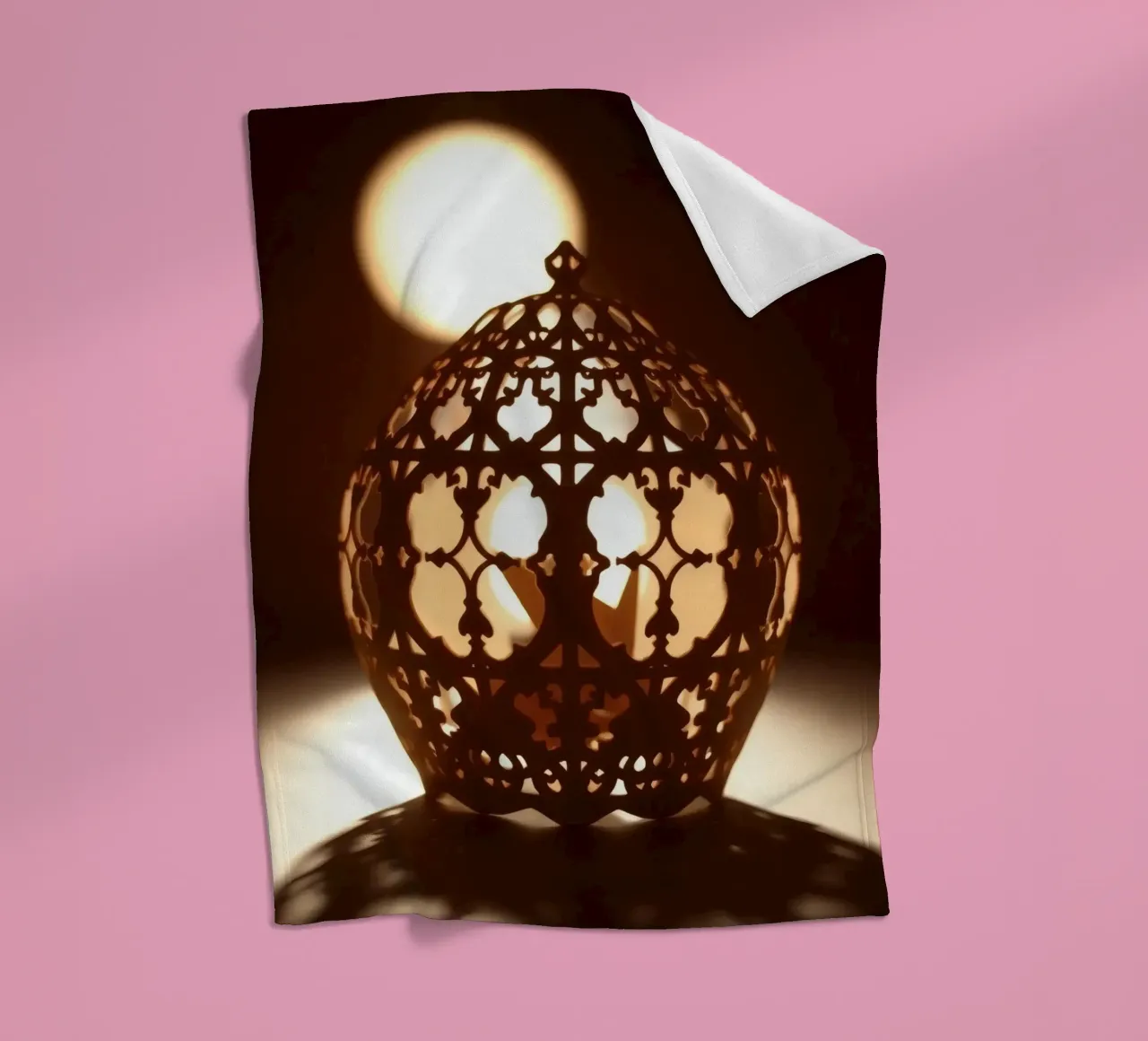 Lanterna dal design complicato che proietta una luce calda al tramonto coperta in pile da DesignDoodle