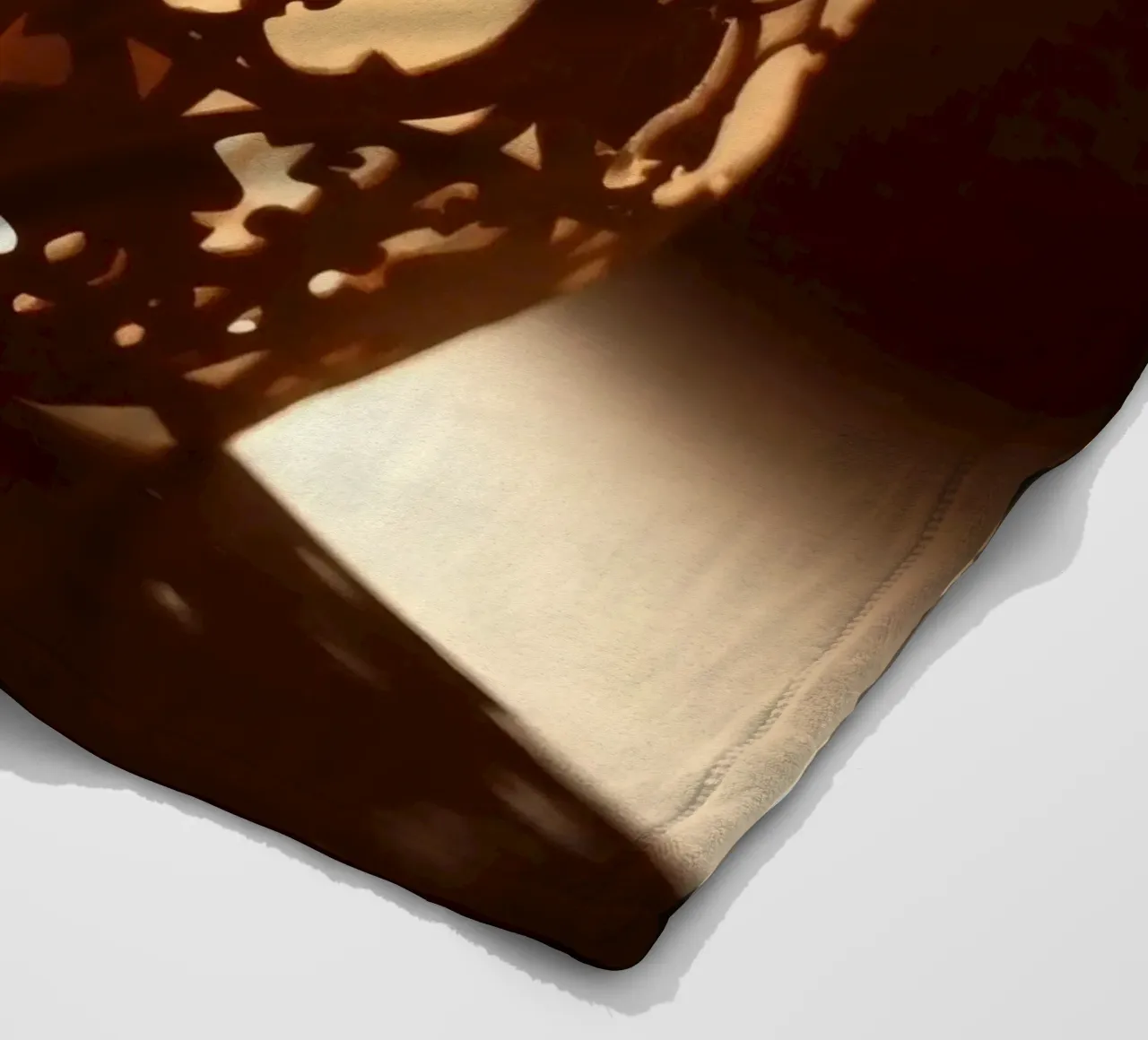 Lanterna dal design complicato che proietta una luce calda al tramonto coperta in pile da DesignDoodle