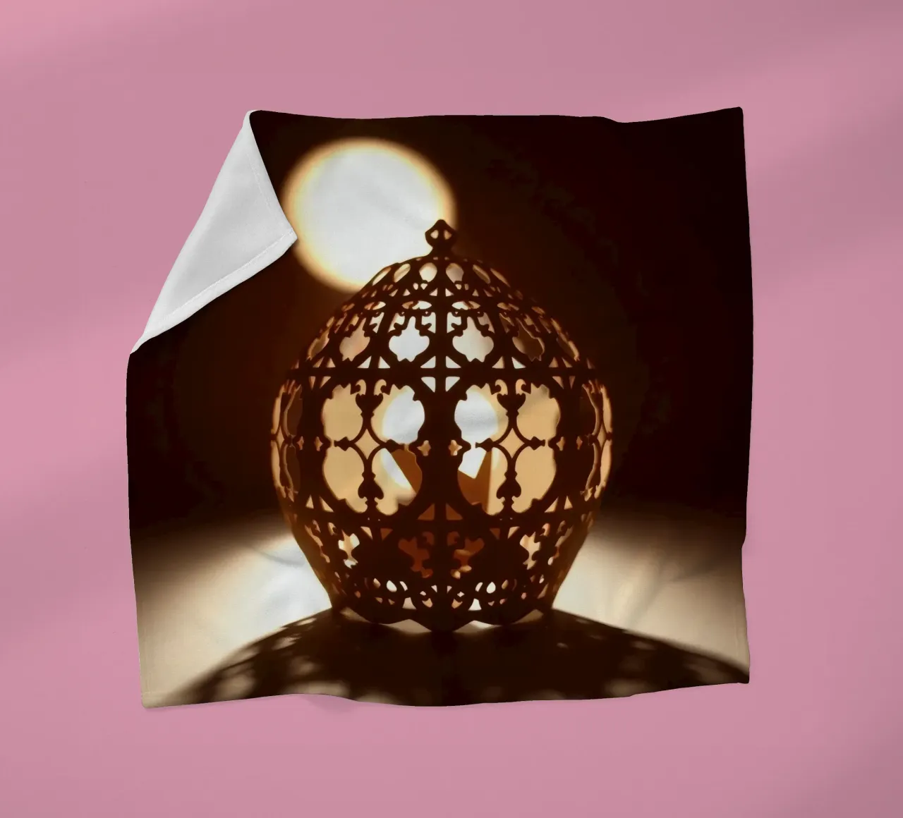 Lanterna dal design complicato che proietta una luce calda al tramonto coperta in pile da DesignDoodle