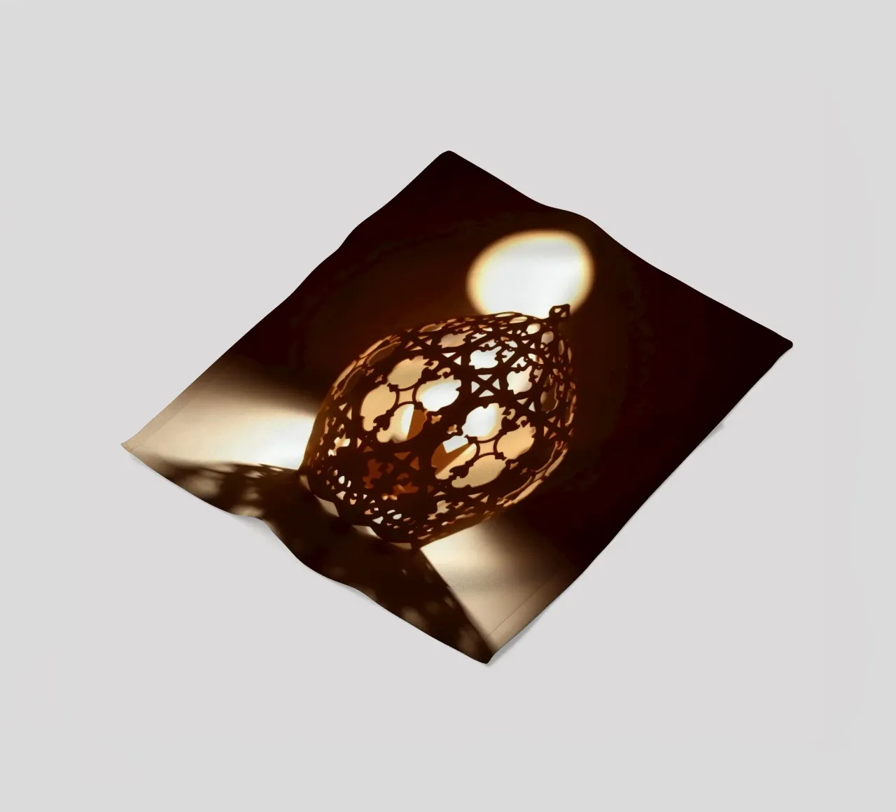Lanterna dal design complicato che proietta una luce calda al tramonto coperta in pile da DesignDoodle