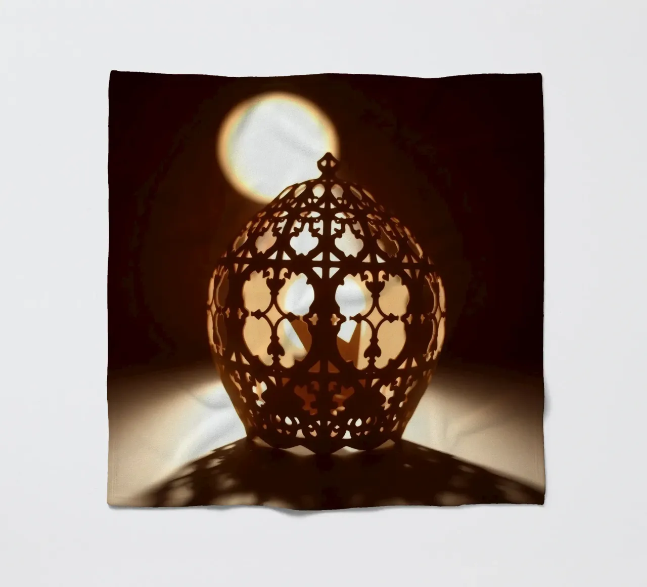 Lanterna dal design complicato che proietta una luce calda al tramonto coperta in pile da DesignDoodle
