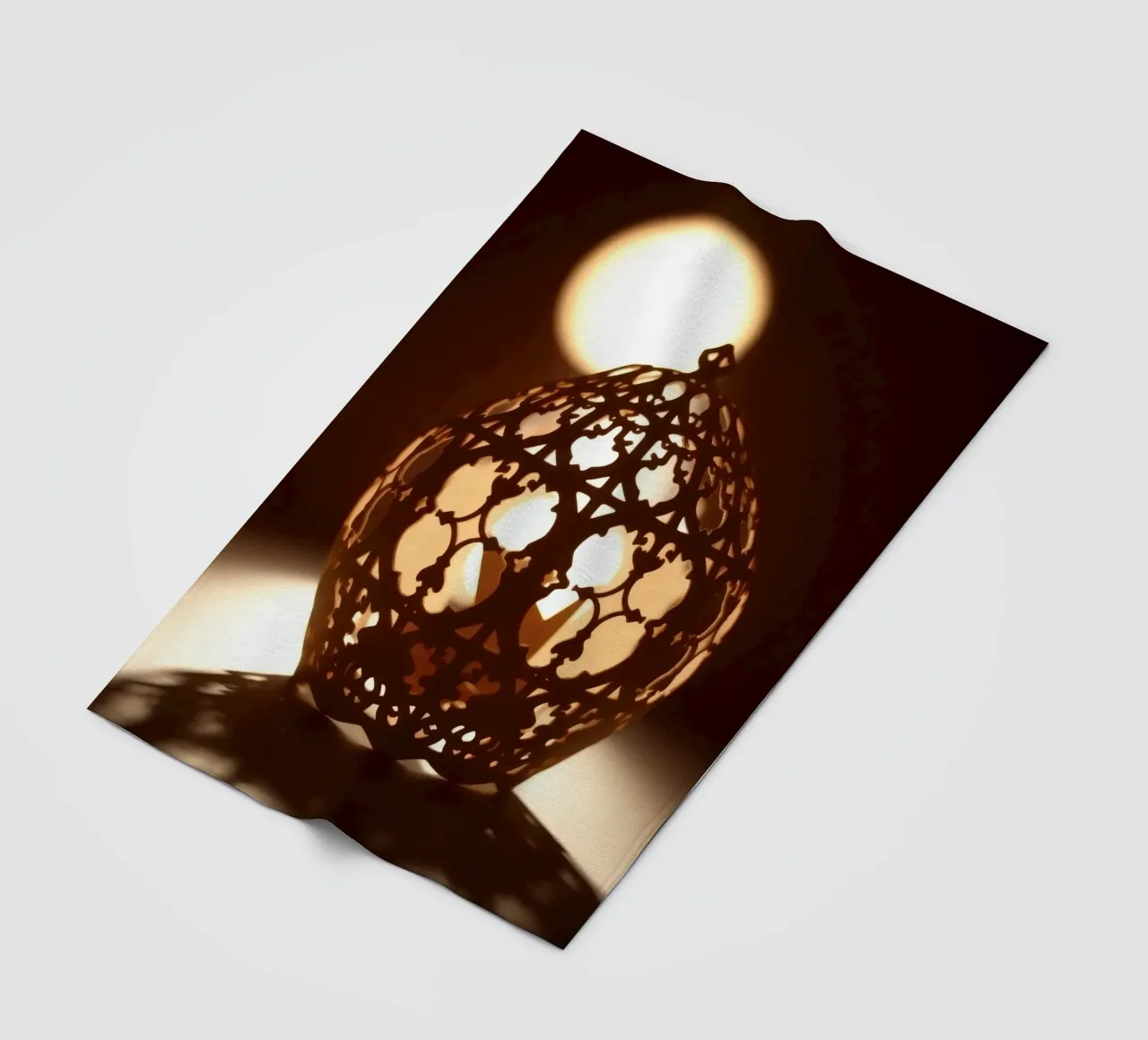 Lanterna dal design complicato che proietta una luce calda al tramonto coperta in pile da DesignDoodle