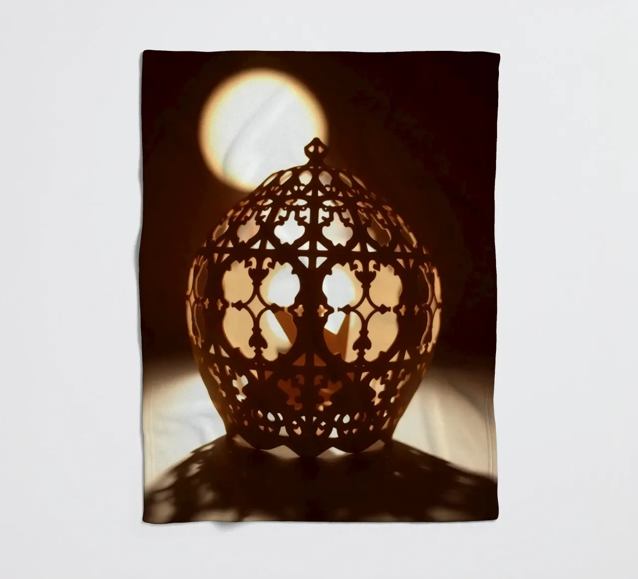 Lanterna dal design complicato che proietta una luce calda al tramonto coperta in pile da DesignDoodle
