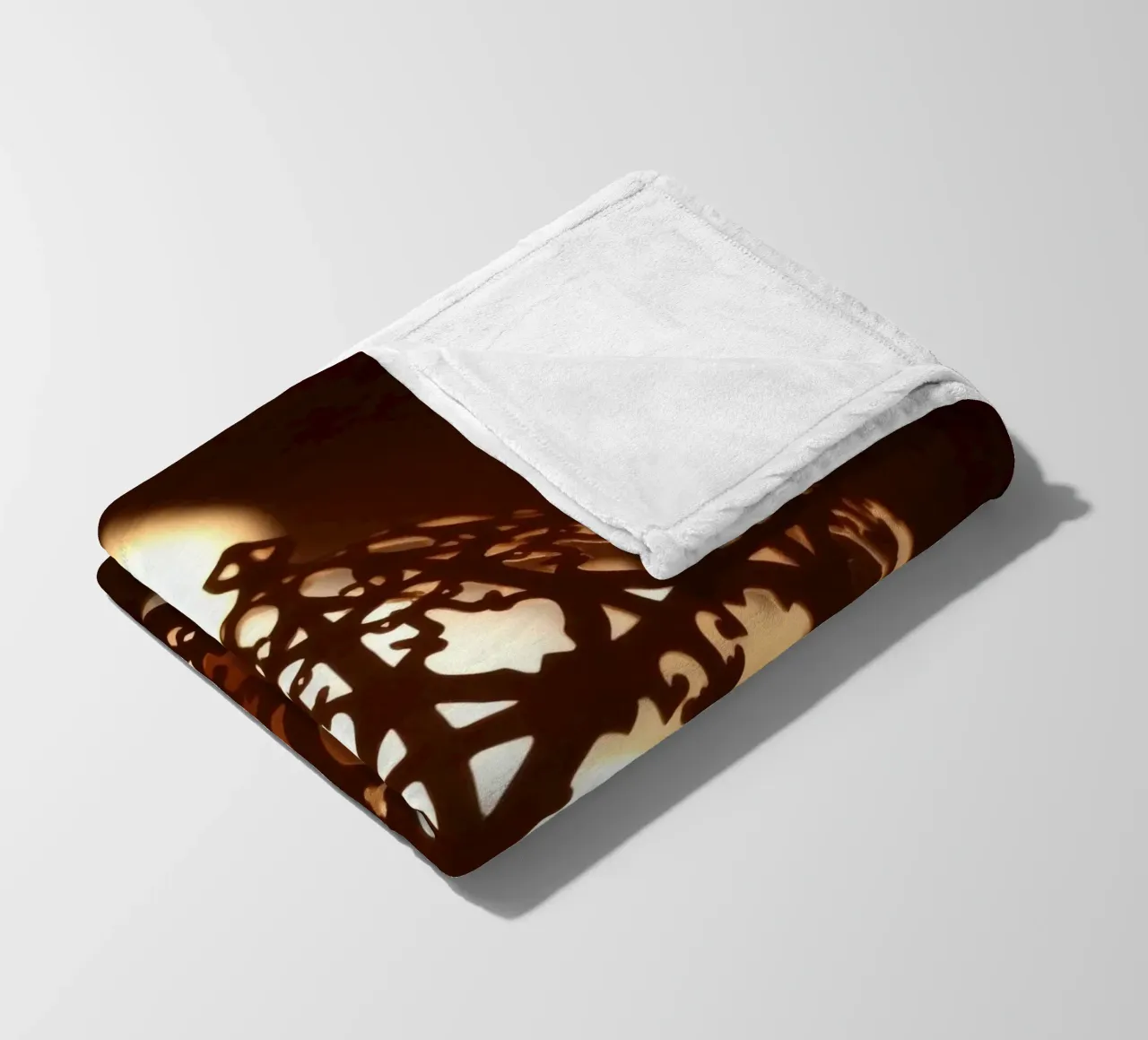 Lanterna dal design complicato che proietta una luce calda al tramonto coperta in pile da DesignDoodle