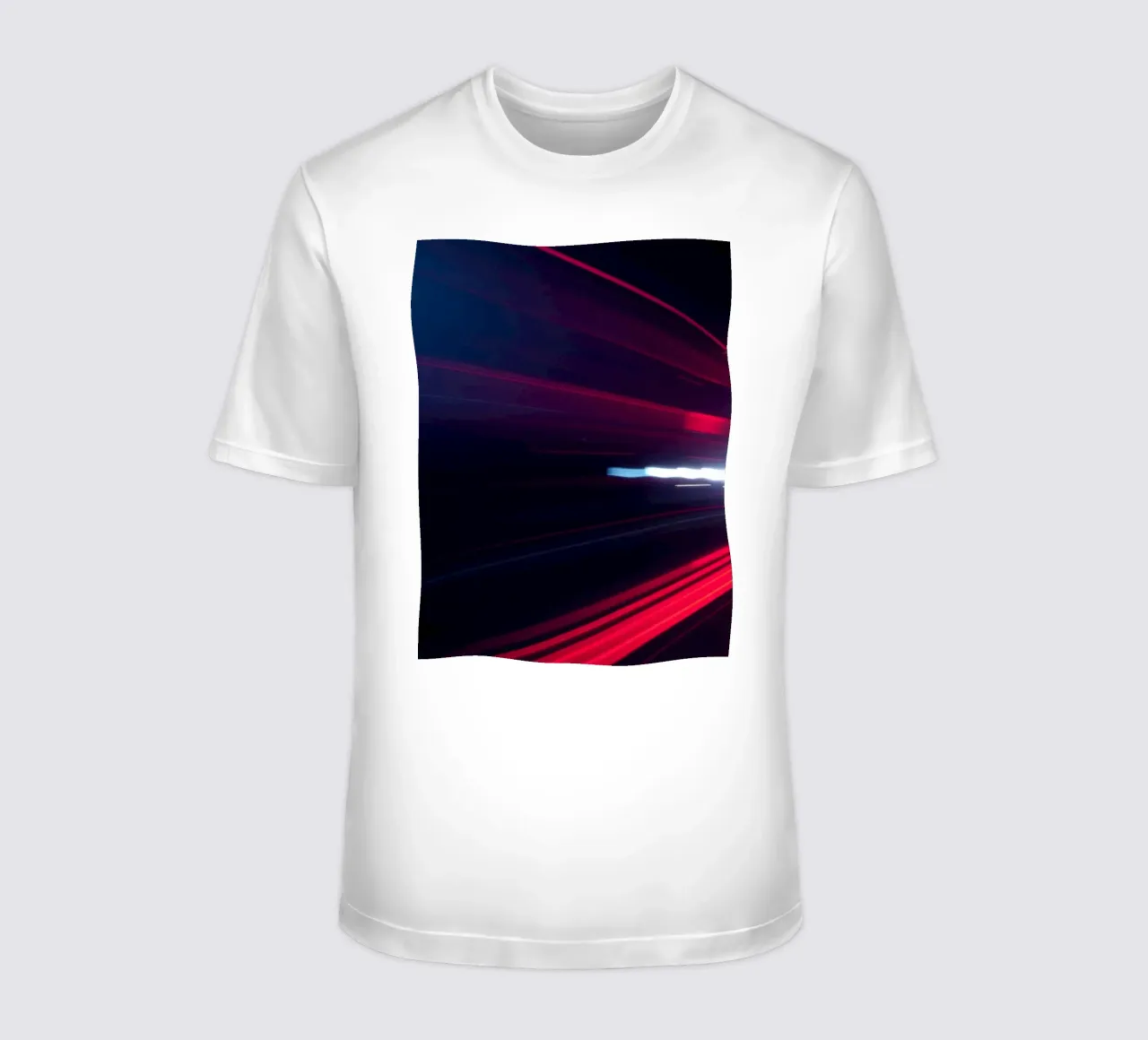 Scie luminose dinamiche su una strada cittadina di notte t-shirt da DesignDoodle