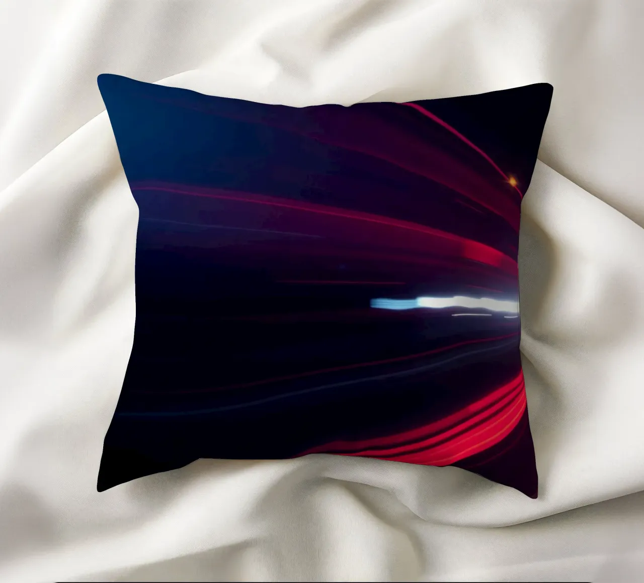 Scie luminose dinamiche su una strada cittadina di notte cuscino da DesignDoodle