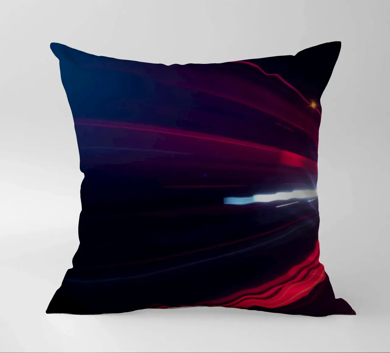 Scie luminose dinamiche su una strada cittadina di notte cuscino da DesignDoodle
