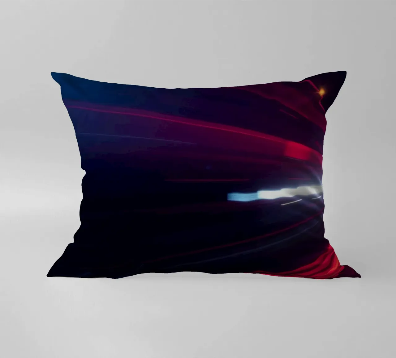 Scie luminose dinamiche su una strada cittadina di notte cuscino da DesignDoodle
