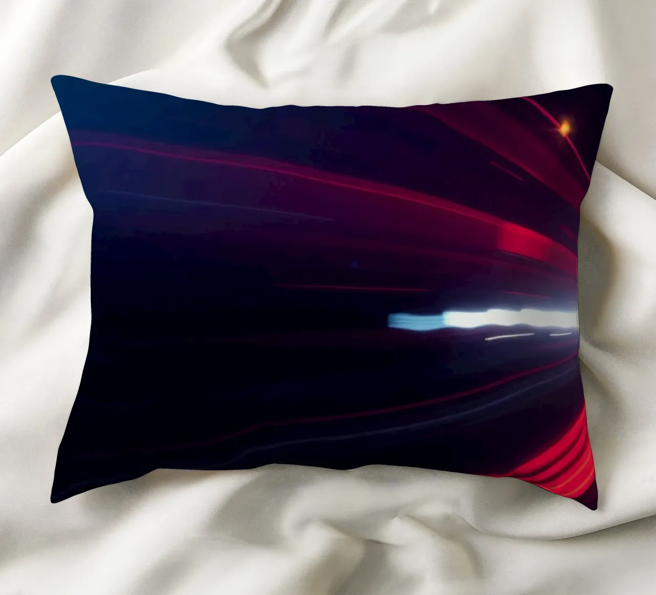 Scie luminose dinamiche su una strada cittadina di notte cuscino da DesignDoodle