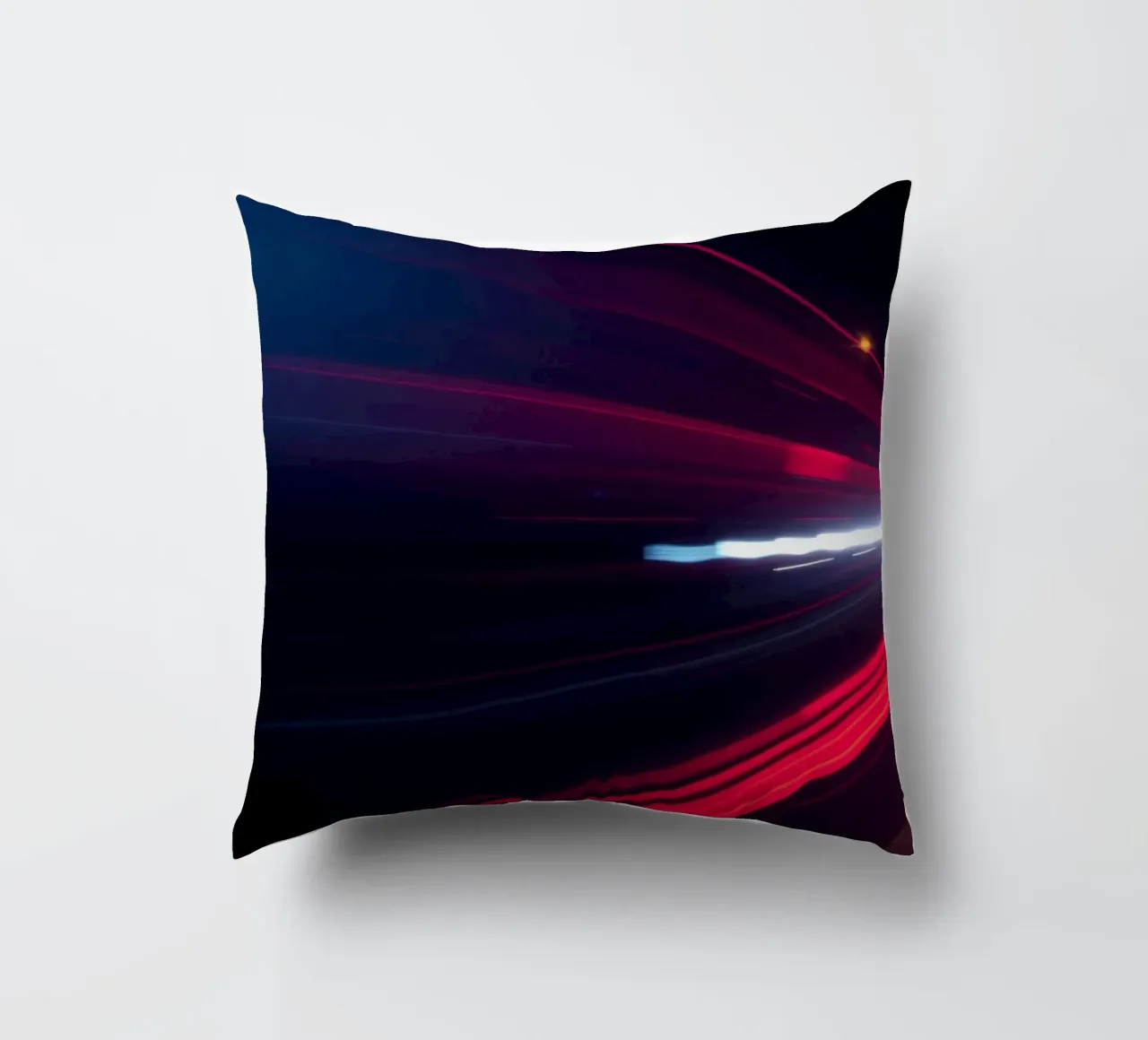 Scie luminose dinamiche su una strada cittadina di notte cuscino da DesignDoodle