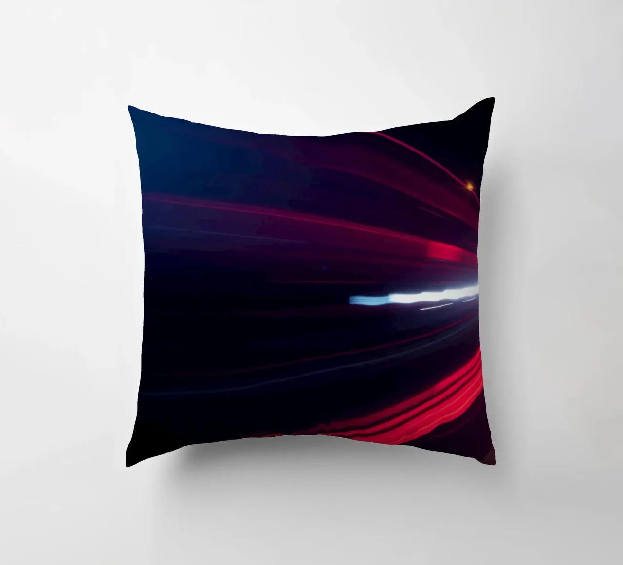 Scie luminose dinamiche su una strada cittadina di notte cuscino da DesignDoodle