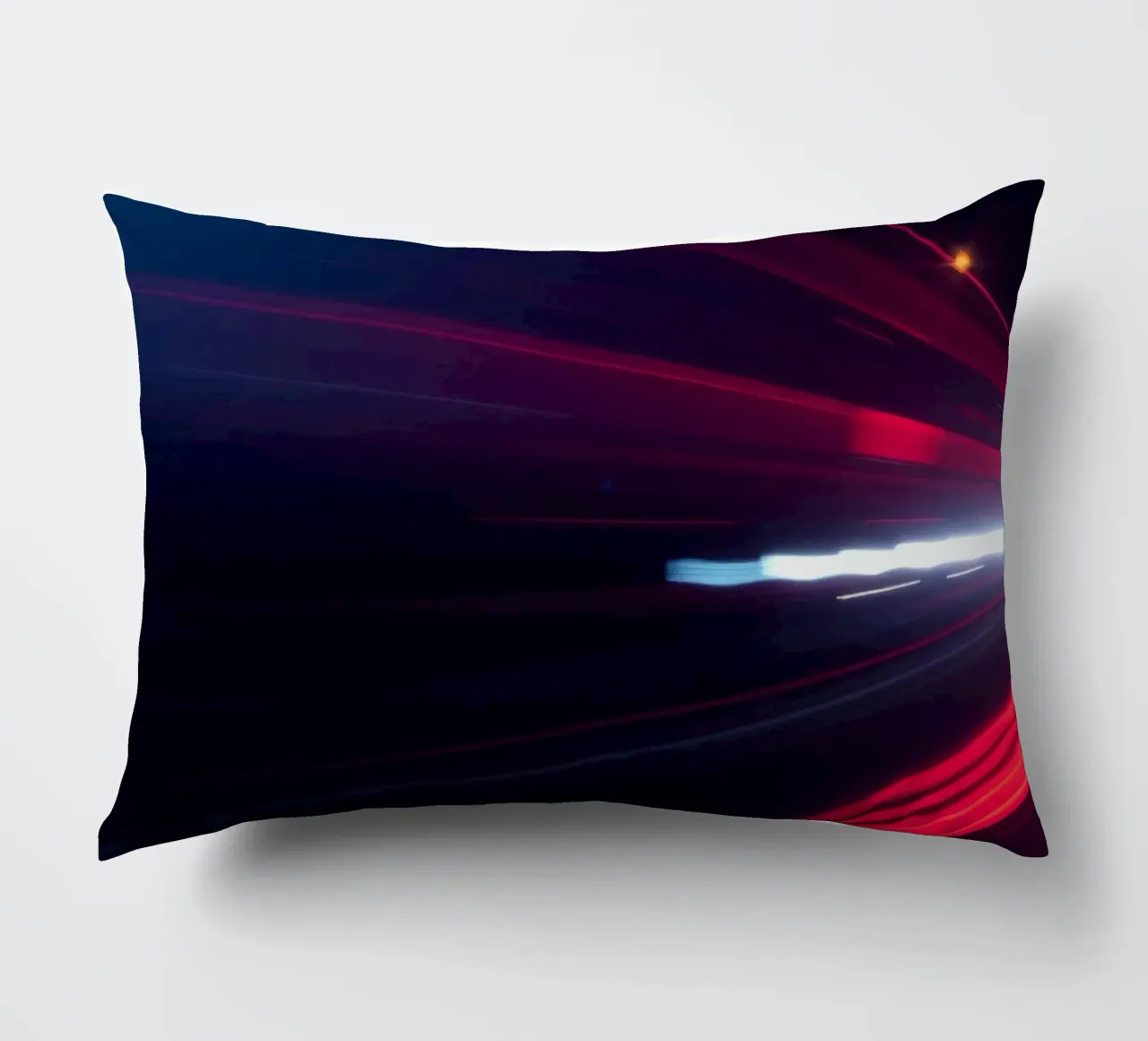 Scie luminose dinamiche su una strada cittadina di notte cuscino da DesignDoodle