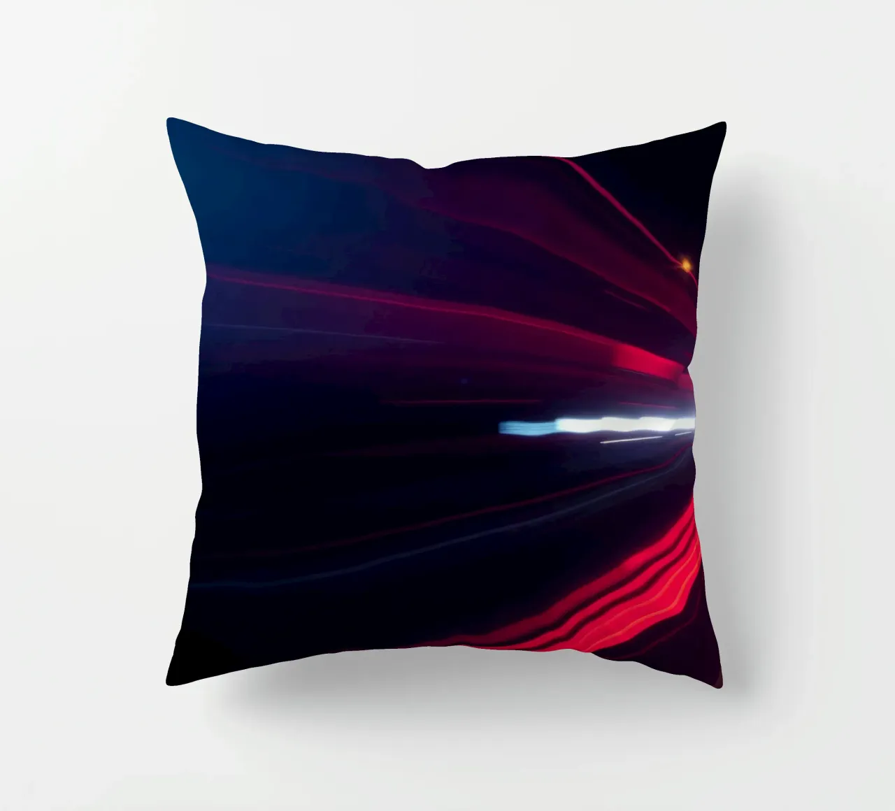 Scie luminose dinamiche su una strada cittadina di notte cuscino da DesignDoodle