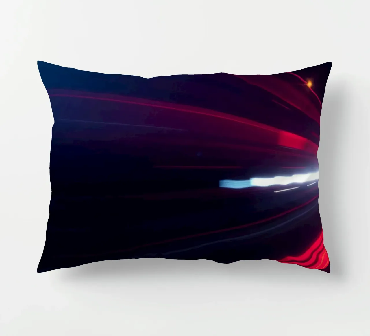 Scie luminose dinamiche su una strada cittadina di notte cuscino da DesignDoodle