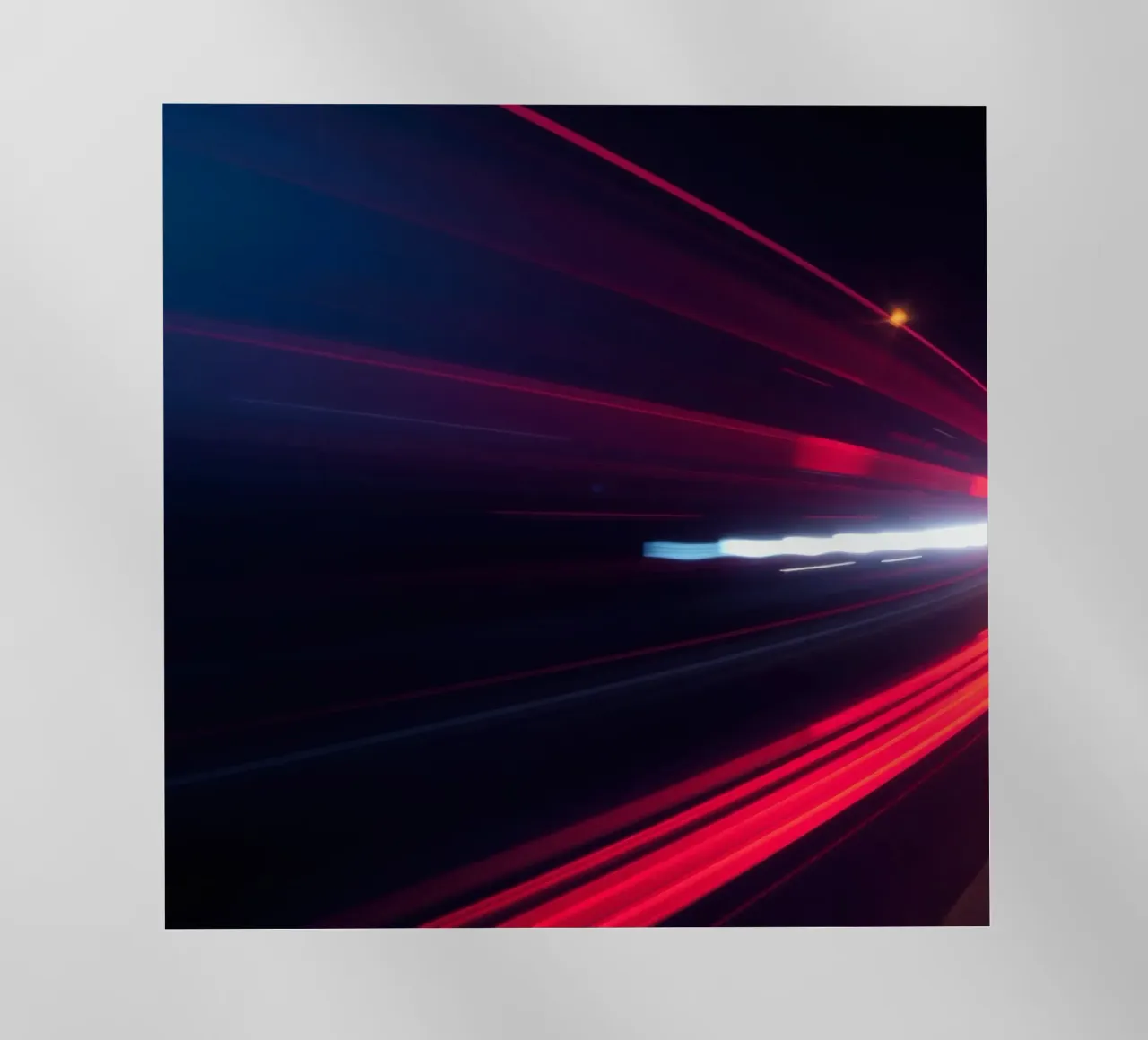 Scie luminose dinamiche su una strada cittadina di notte pellicola backlit da DesignDoodle