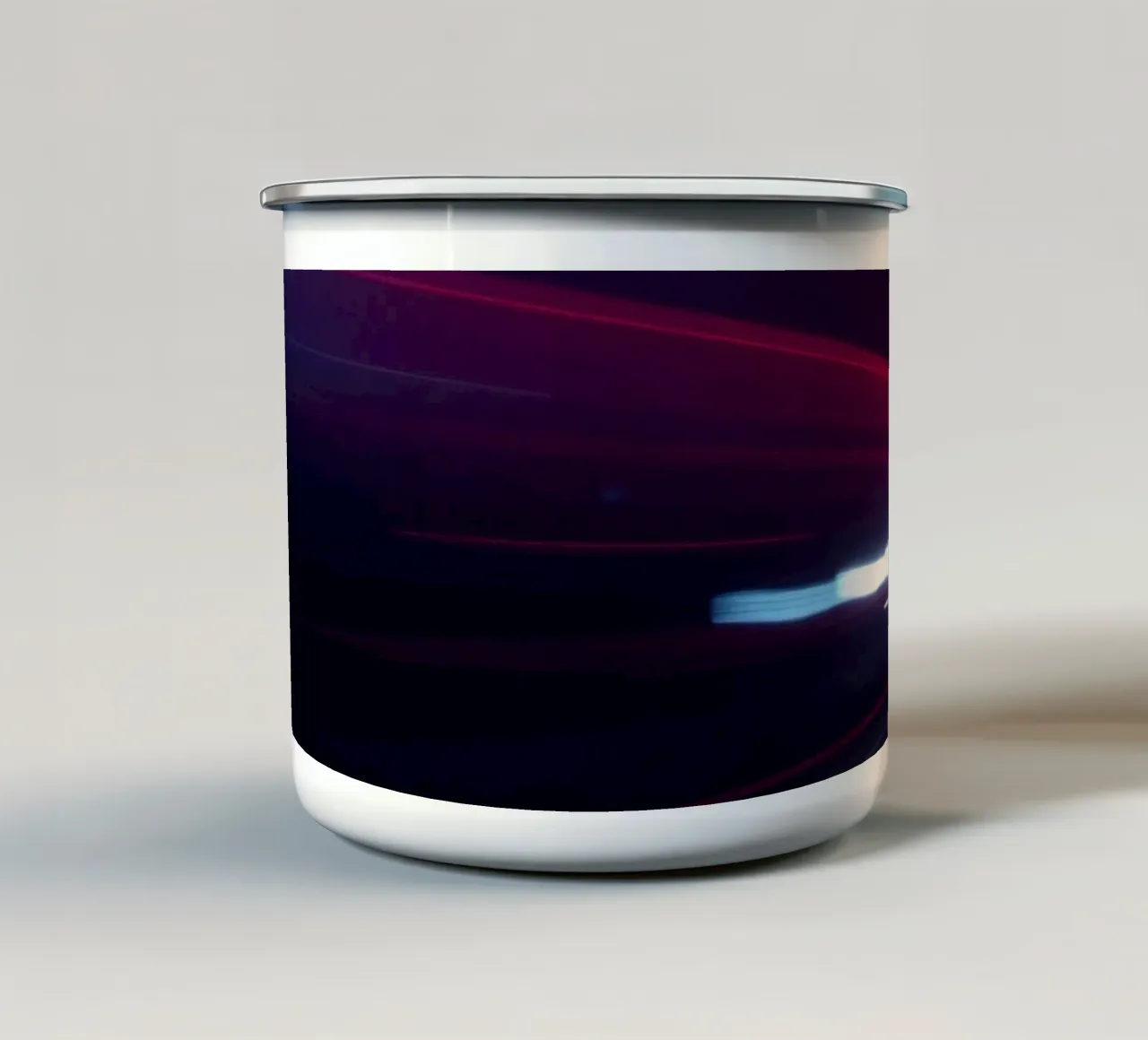 Scie luminose dinamiche su una strada cittadina di notte tazza in smalto da DesignDoodle