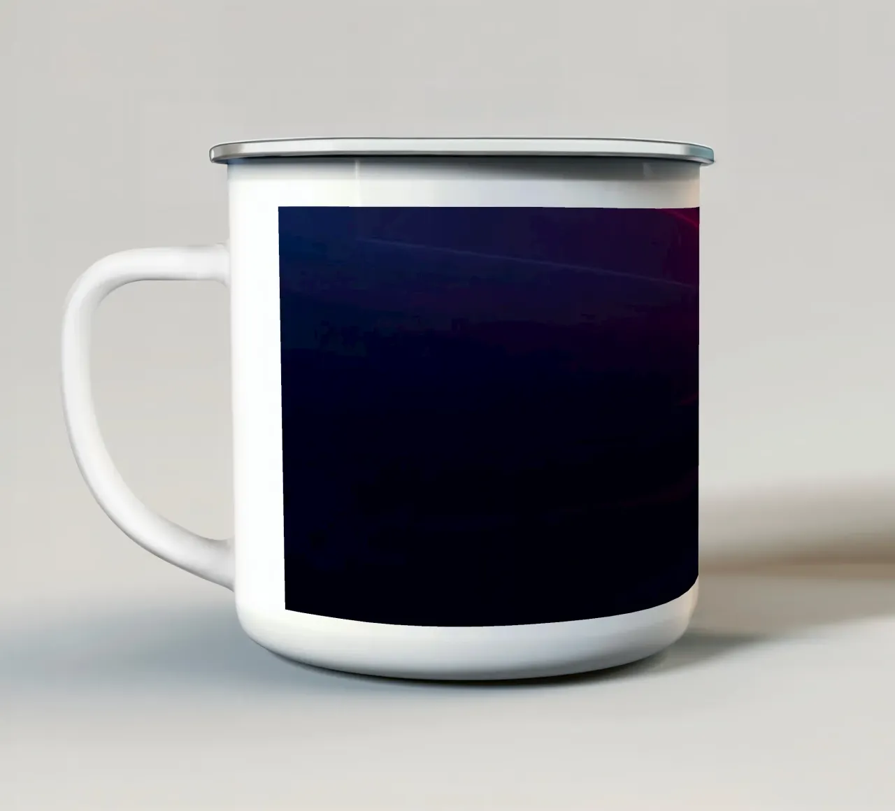 Scie luminose dinamiche su una strada cittadina di notte tazza in smalto da DesignDoodle