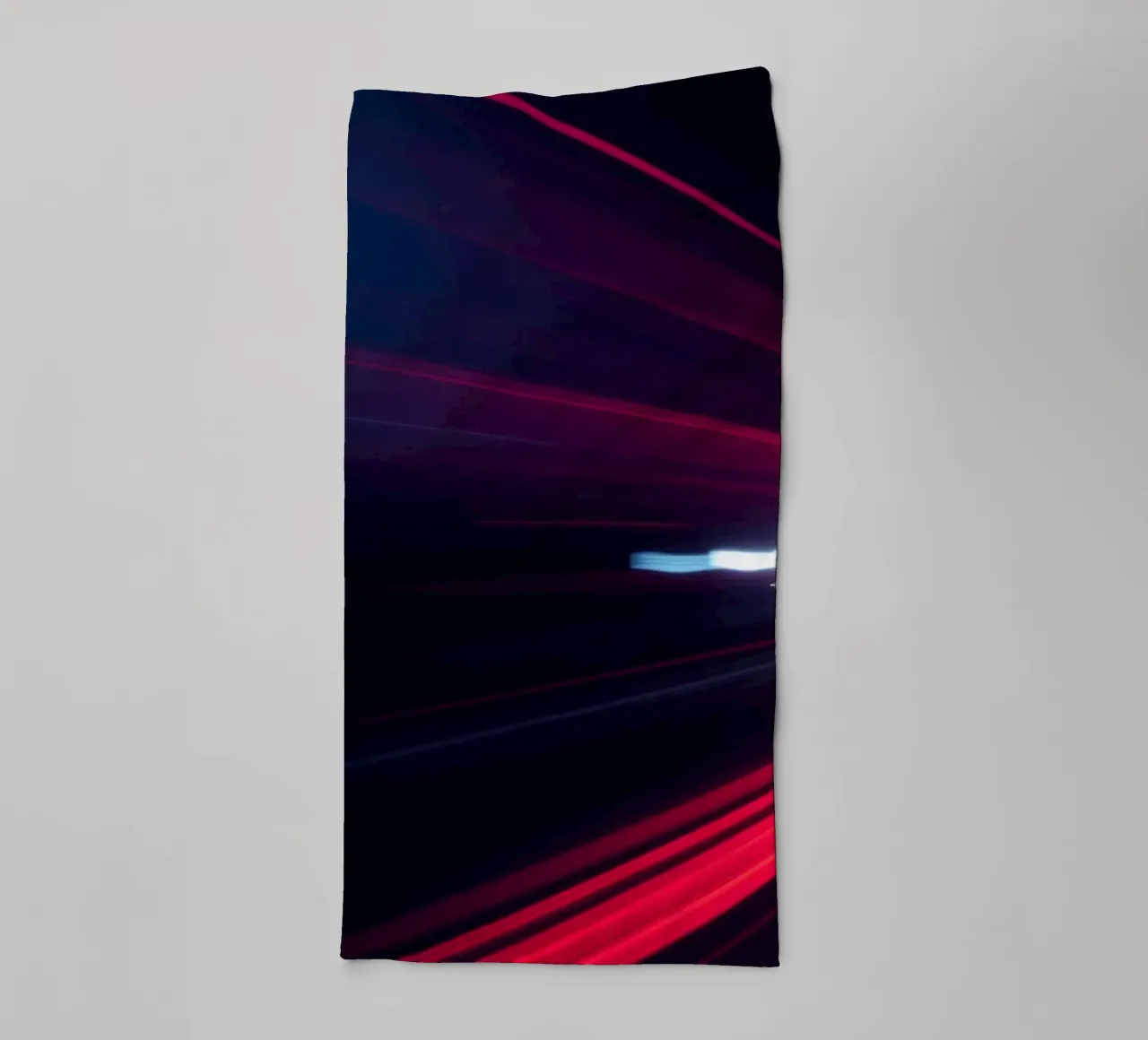 Scie luminose dinamiche su una strada cittadina di notte asciugamano da bagno da DesignDoodle