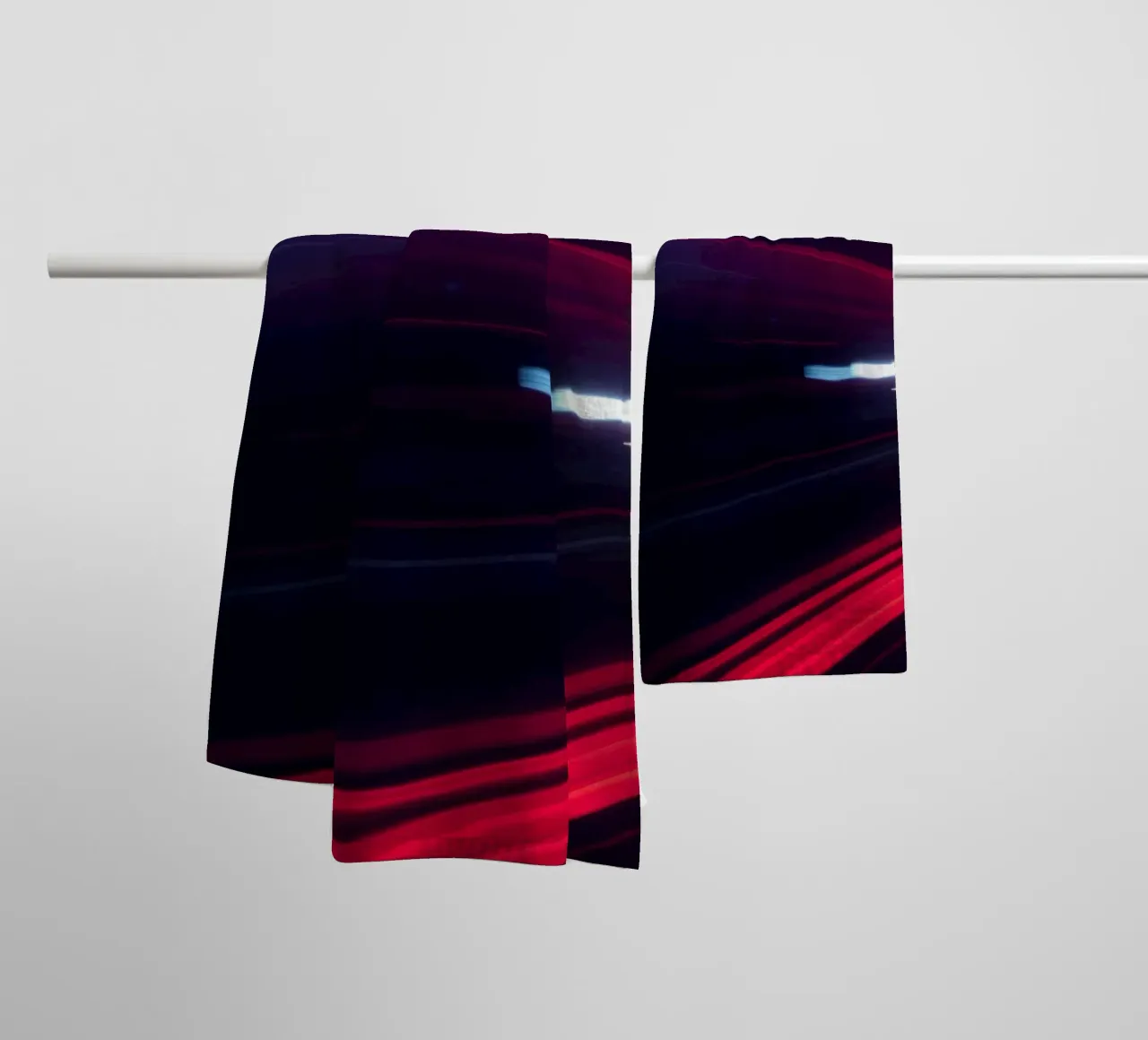 Scie luminose dinamiche su una strada cittadina di notte asciugamano da bagno da DesignDoodle