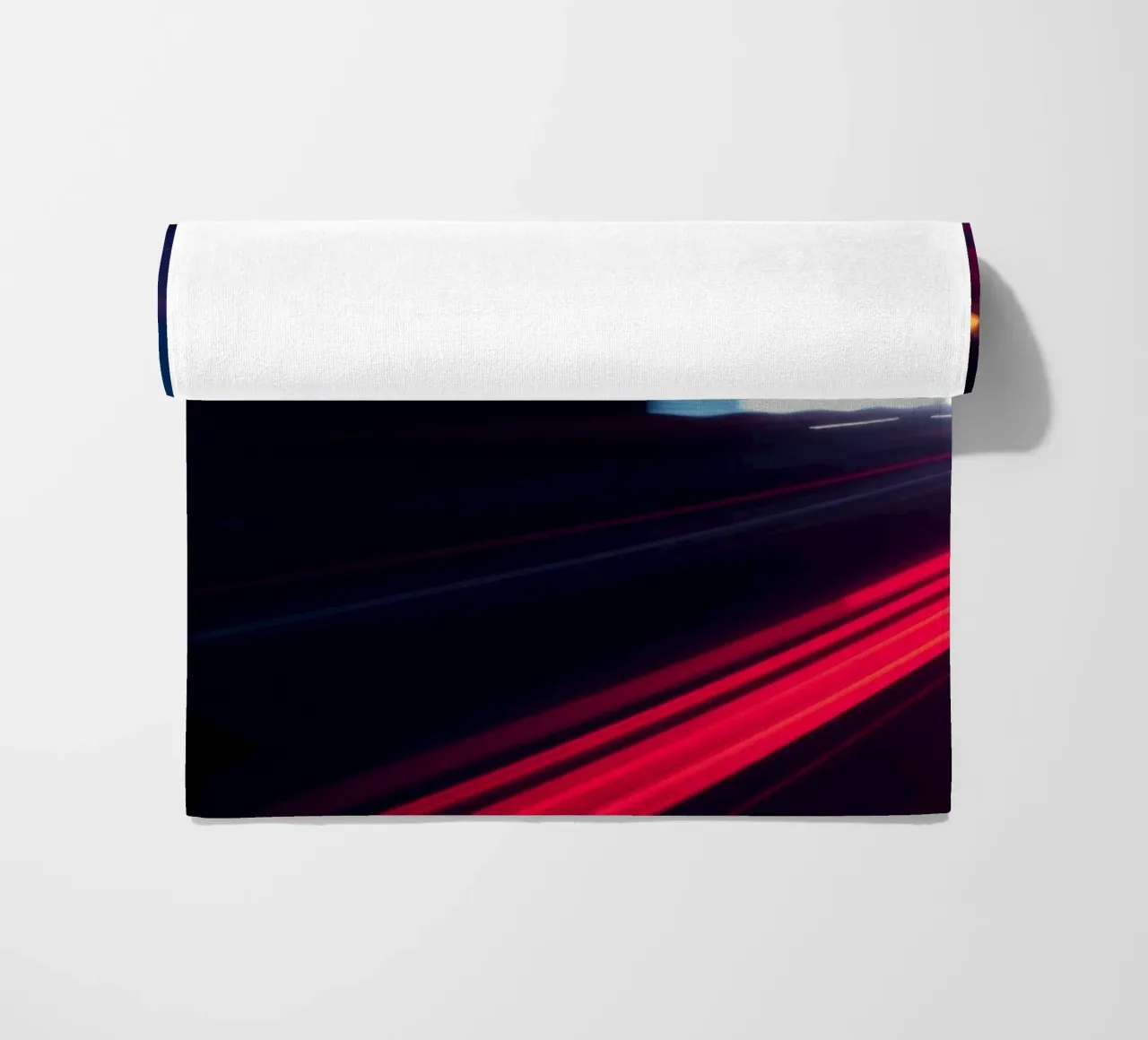Scie luminose dinamiche su una strada cittadina di notte telo mare da DesignDoodle