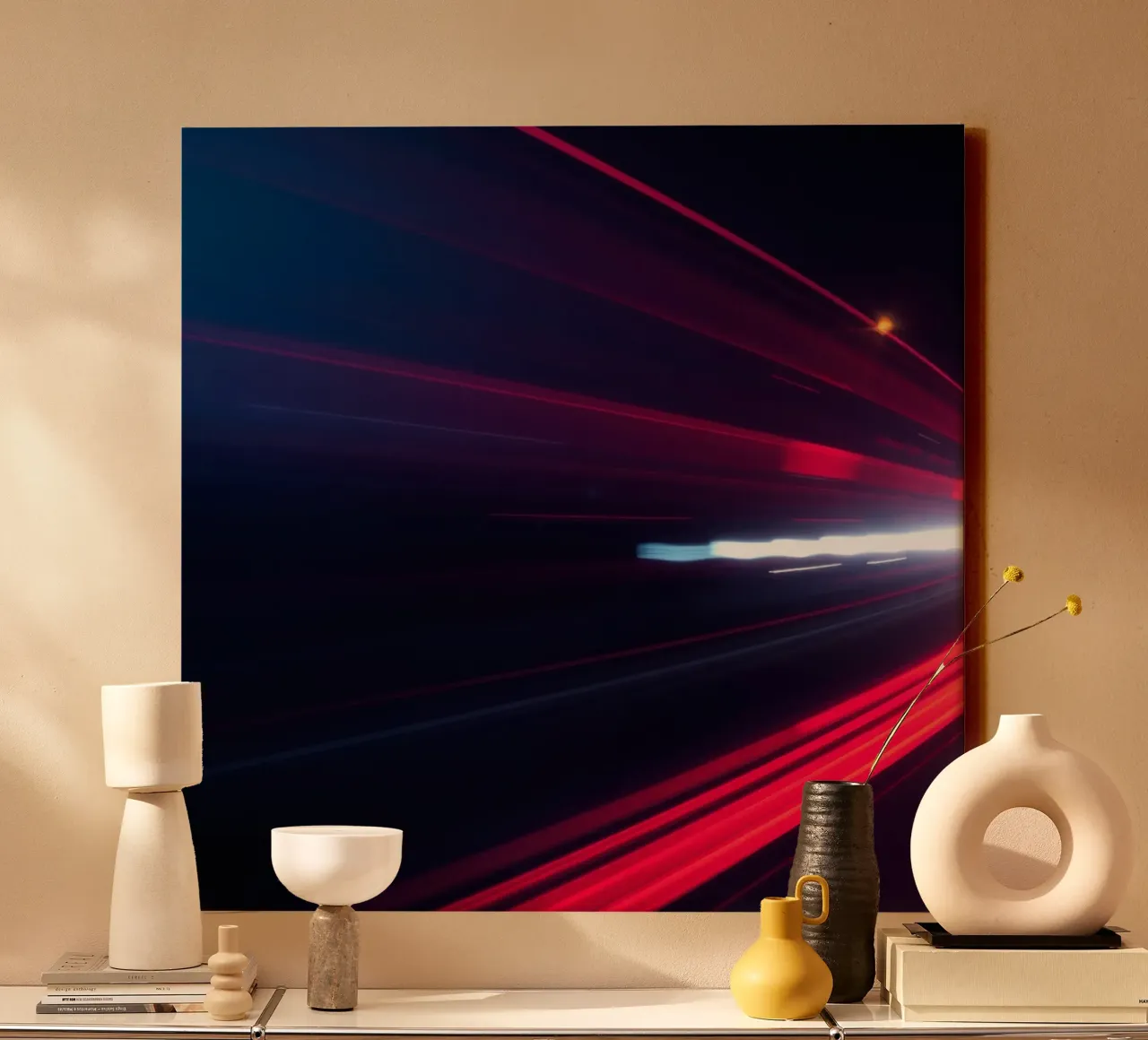 Dynamische Lichtspuren auf einer nächtlichen Stadtstraße Leinwand von DesignDoodle