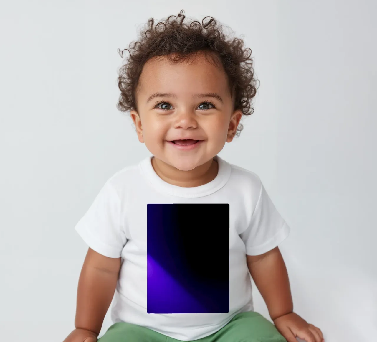 Uno splendido faretto viola che illumina una location buia maglietta neonato da DesignDoodle