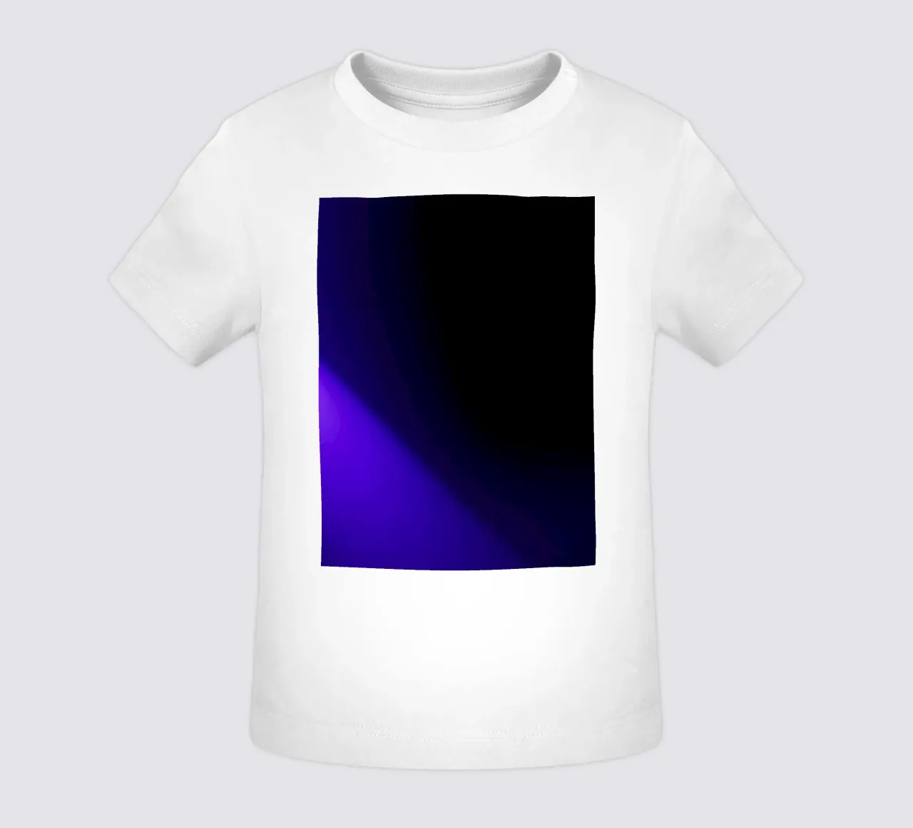 Uno splendido faretto viola che illumina una location buia maglietta neonato da DesignDoodle