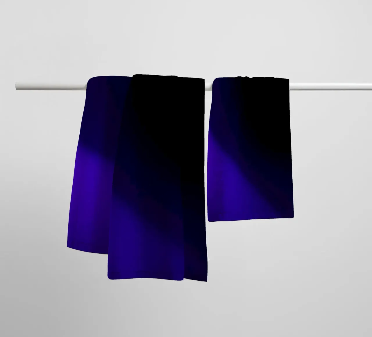 Atemberaubender violetter Scheinwerfer beleuchtet einen dunklen Veranstaltungsort Handtuch von DesignDoodle