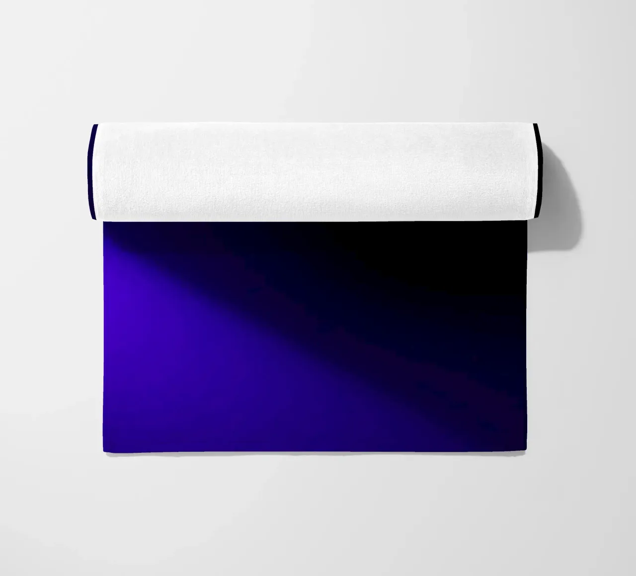 Uno splendido faretto viola che illumina una location buia telo mare da DesignDoodle