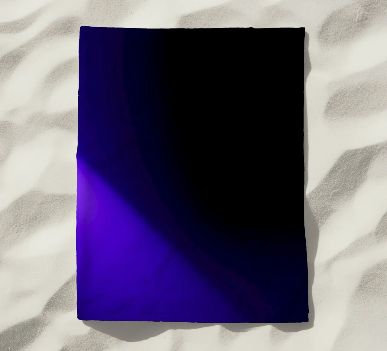 Uno splendido faretto viola che illumina una location buia telo mare da DesignDoodle